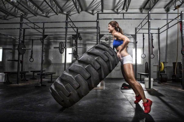 Πώς και γιατί να προπονηθείς με ένα βαρύ λάστιχο – Fitness Motivation Hellas