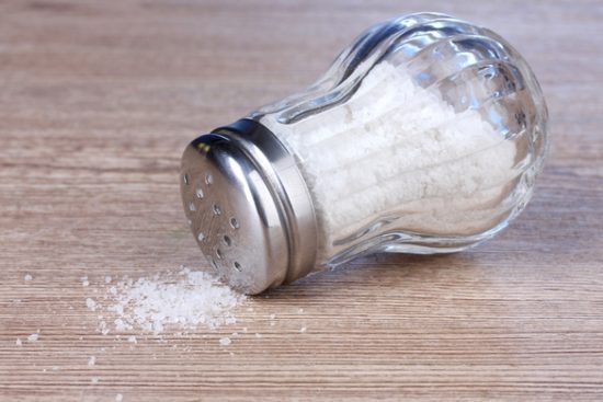 Σε ποιες τροφές «κρύβεται» το αλάτι και πώς θα το μειώσουμε στη διατροφή μας;