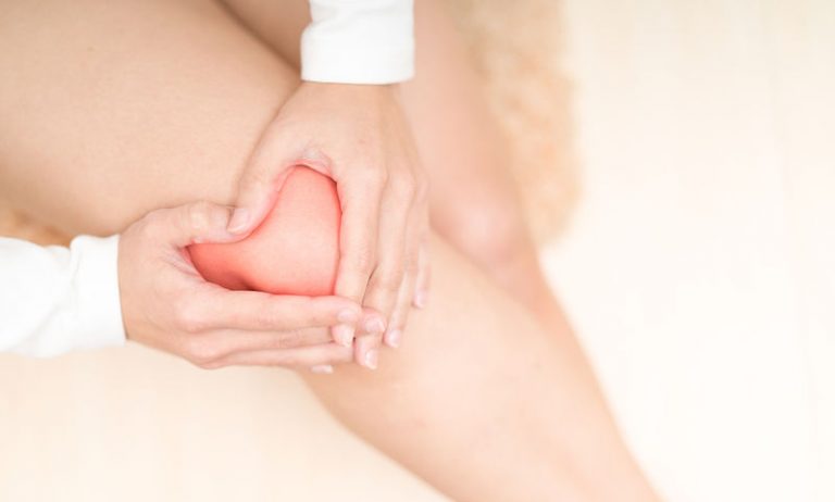 Χρόνιος πόνος στο γόνατο: Πόσο χρήσιμη είναι η φυσικοθεραπεία