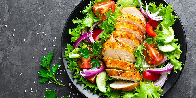 Διατροφή: Πως θα μεταμορφώσετε τις σαλάτες σας σε πλήρη γεύματα για “γράμμωση”