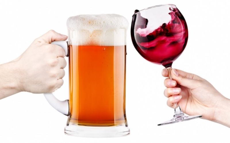 Μπύρα, κρασί ή τσίπουρο; Τι πίνουμε στις διακοπές;