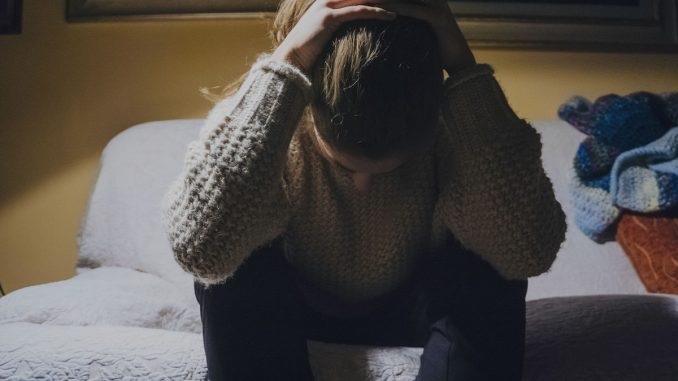 Συμπτώματα Κατάθλιψης: Ποια μας δείχνει το σώμα και ο ύπνος;