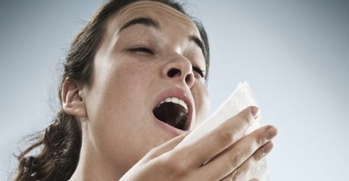 Πόσο μακριά “εκτοξεύονται” τα μικρόβια όταν φτερνίζεται ή βήχει κάποιος