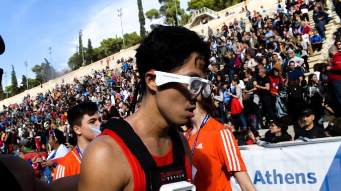 Ο τυφλός αθλητής από την Κορέα που τερμάτισε στον Μαραθώνιο χωρίς συνοδό