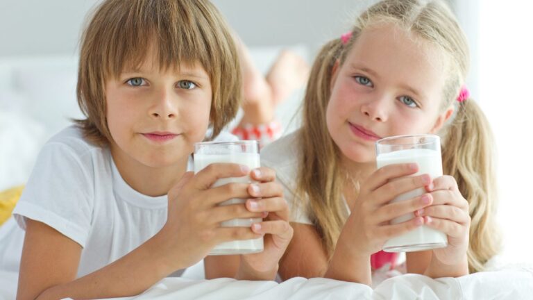 Γάλα με όλα του τα λιπαρά ή άπαχο; Τελικά ποιο είναι καλύτερο για τα παιδιά για έλεγχο βάρους