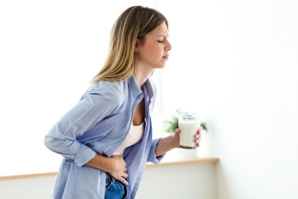 γυναικα ποναει στο στομαχι απο δυσανεξια στη λακτοζη