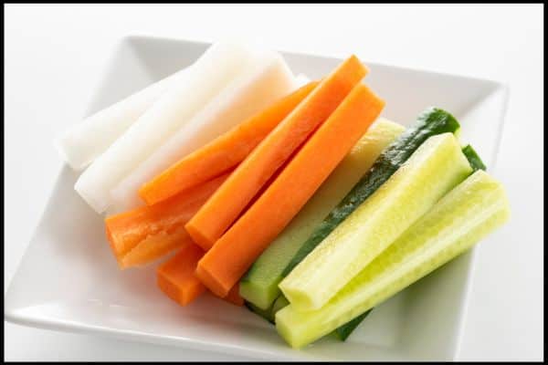 Λαχανικά: Όπως καρότα ή αγγούρια σε κομμένα σε στικς (ραβδάκια),
